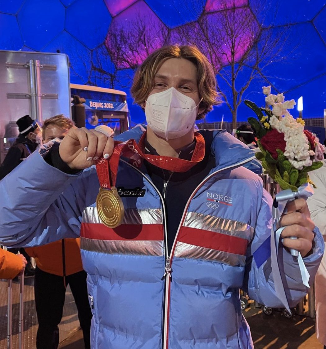 OLYMPISK MESTER: I februar 2022 ble Birk Ruud olympisk mester i Beijing. Foto: Privat Birk Ruud OL medalje