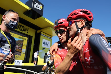 SEIER: Michal Kwiatkowski omfavnes av lagkamerat Tom Pidcock etter målgang. Foto: Cor Vos SEIER: Michal Kwiatkowski omfavnes av lagkamerat Tom Pidcock etter målgang. Foto: Cor Vos