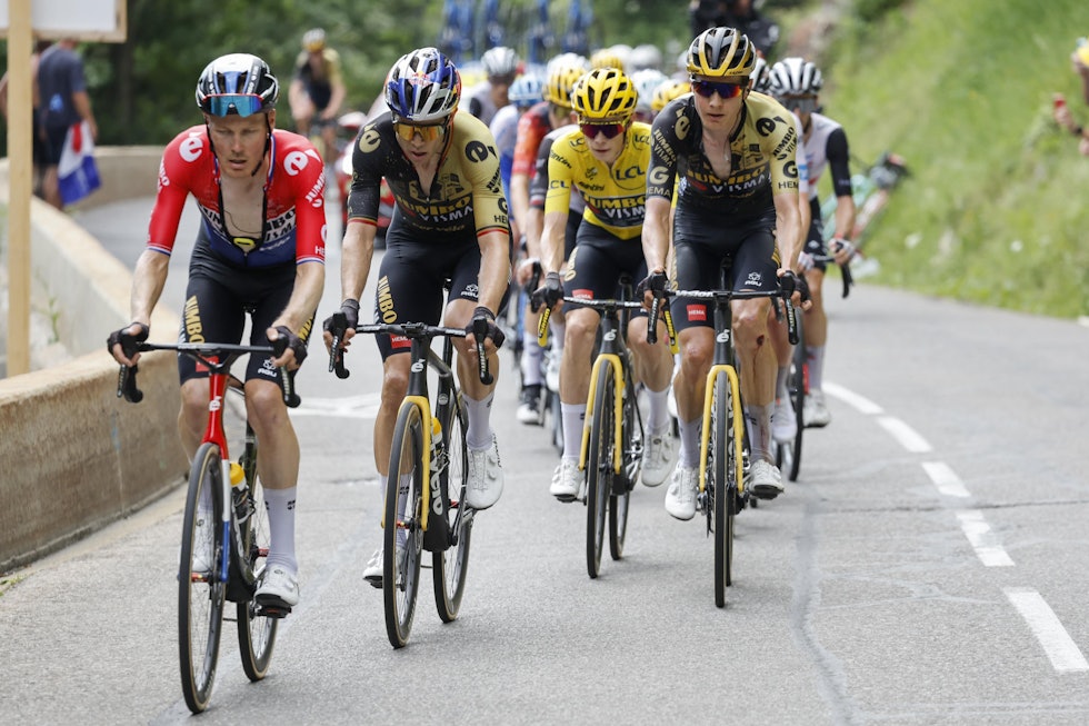 HARDKJØR: Jumbo-Visma kom med en spektakulær og dristig plan foran etappen mot Morzine. Hele laget var i sving for å sette opp Jonas Vingegaard til duell mot Tadej Pogačar om Tour de France-seieren. FOTO: Cor Vos
