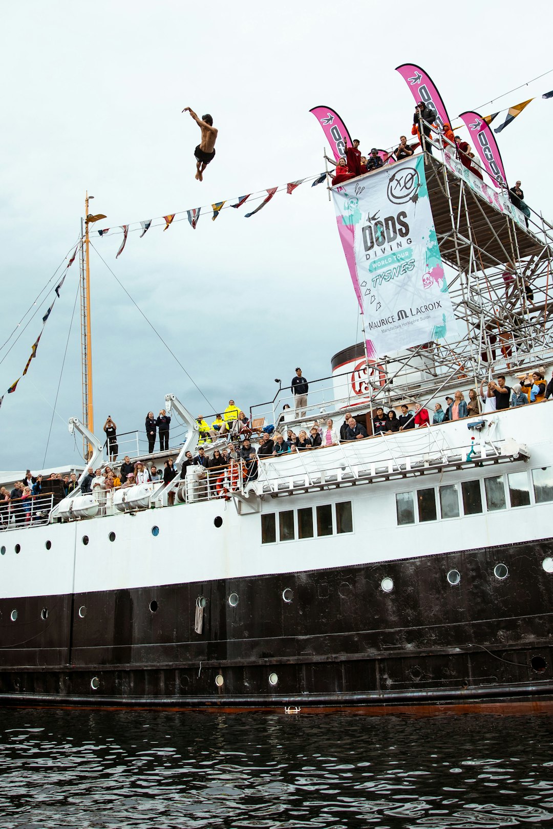 SHOW: I forbindelse med festivalen Tysnesfest blir det alltid et spektakulært show, her er Kim-André Knutsen i lufta. Foto: Oliander Taule Kim Andre Knutsen på Tysnesfest
