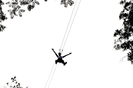 FULL FART: Avslutningen med ziplines er prikken over i-en ved Via Ferrata Tjøme. Foto: Gjendine Eidslott. FULL FART: Avslutningen med ziplines er prikken over i-en ved Via Ferrata Tjøme. Foto: Gjendine Eidslott.