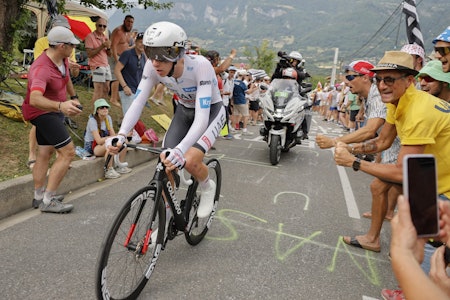 ØNSKET RACEREN: Ekspertene mener det var å lite å hente på å bytte sykkel på vei opp Côte de Domancy. Tadej Pogacar gjorde det likevel. FOTO: Cor Vos