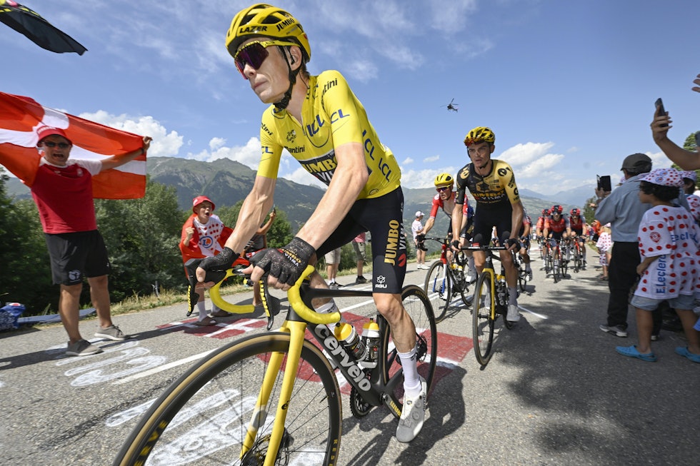 PARADEMARSJ: Tadej Pogacar ble kjørt av tidlig på vei opp Col de la Loze. Det gjør at det ikke ligger mange hindringer igjen før Jonas Vingegaard kan feire sin andre sammenlagttriumf i Tour de France.