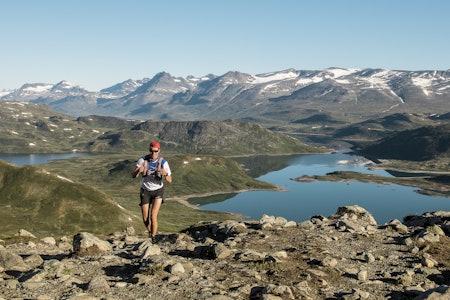 JOTUNHEIMEN TRAIL RUN: Stinettet rundt Bygdin er variert og med mektige fjell i kulissene. Foto: Vegard Breie/Xreid jotunheimen trail run