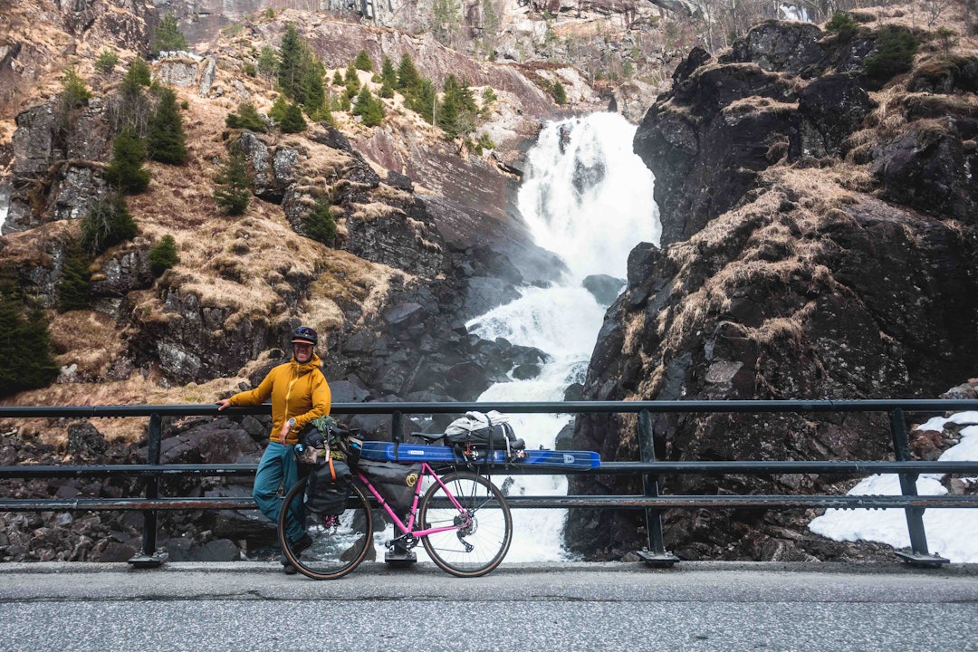 RØLDAL: Andreas Fausko med skiene festet på sykkelen gjennom Odda. Foto: Andreas Fausko Andreas Fausko Røldal