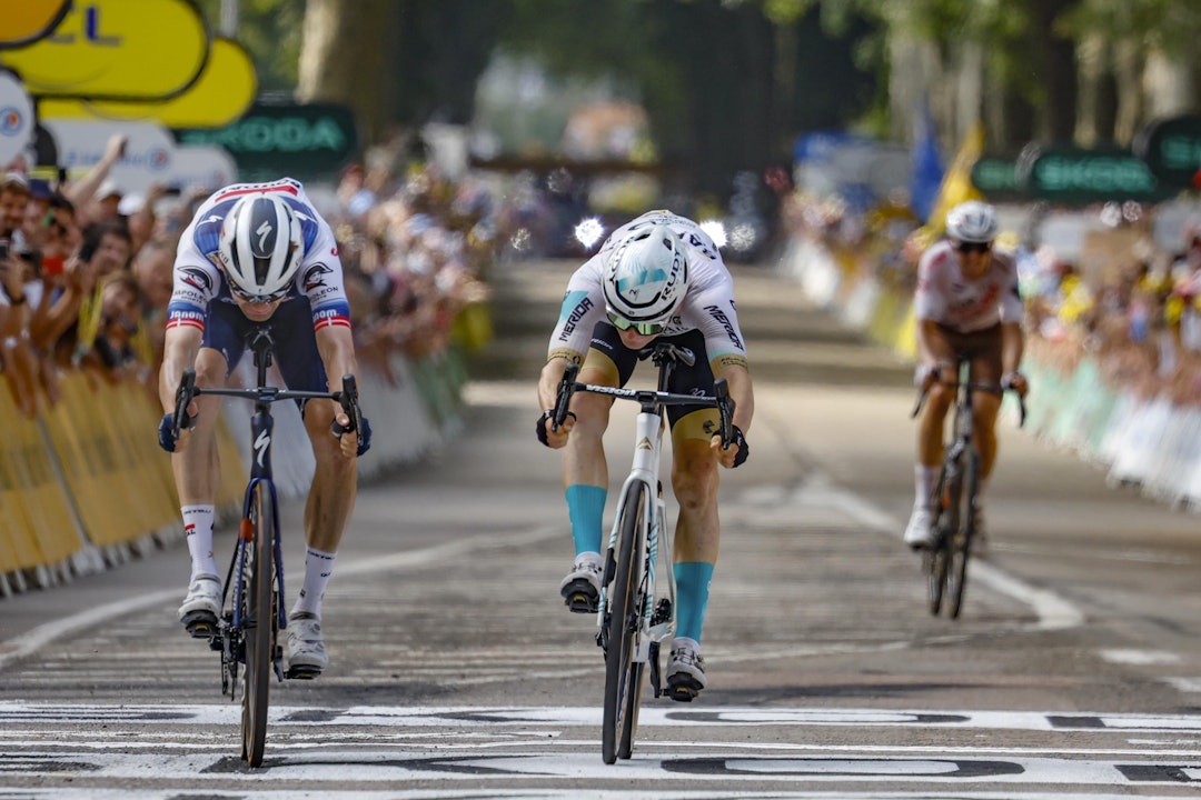 PÅ HÅRET: Det ble svært tett da Matej Mohoric presset seg forbi Kasper Asgreen på oppløpet i årets Tour de France. FOTO: Cor Vos