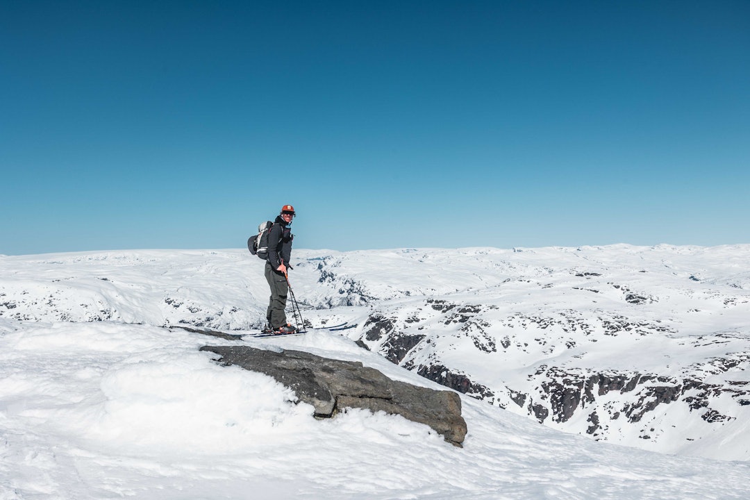 MONSASKUKKEN: Andreas Fausko på toppen av Monsaskukken etter å ha gått de 1300 høydemeterne. Foto: Andreas Løve Storm Fausko Andreas Fausko Monsaskukken
