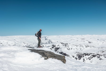 MONSASKUKKEN: Andreas Fausko på toppen av Monsaskukken etter å ha gått de 1300 høydemeterne. Foto: Andreas Løve Storm Fausko Andreas Fausko Monsaskukken