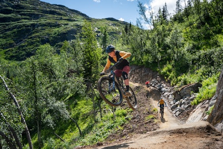 NY STI: De lokale ungdommene var blant de første som fikk teste den nye stien i Hemsedal. Foto: Lars Storheim Hemsedal sentrumsstien