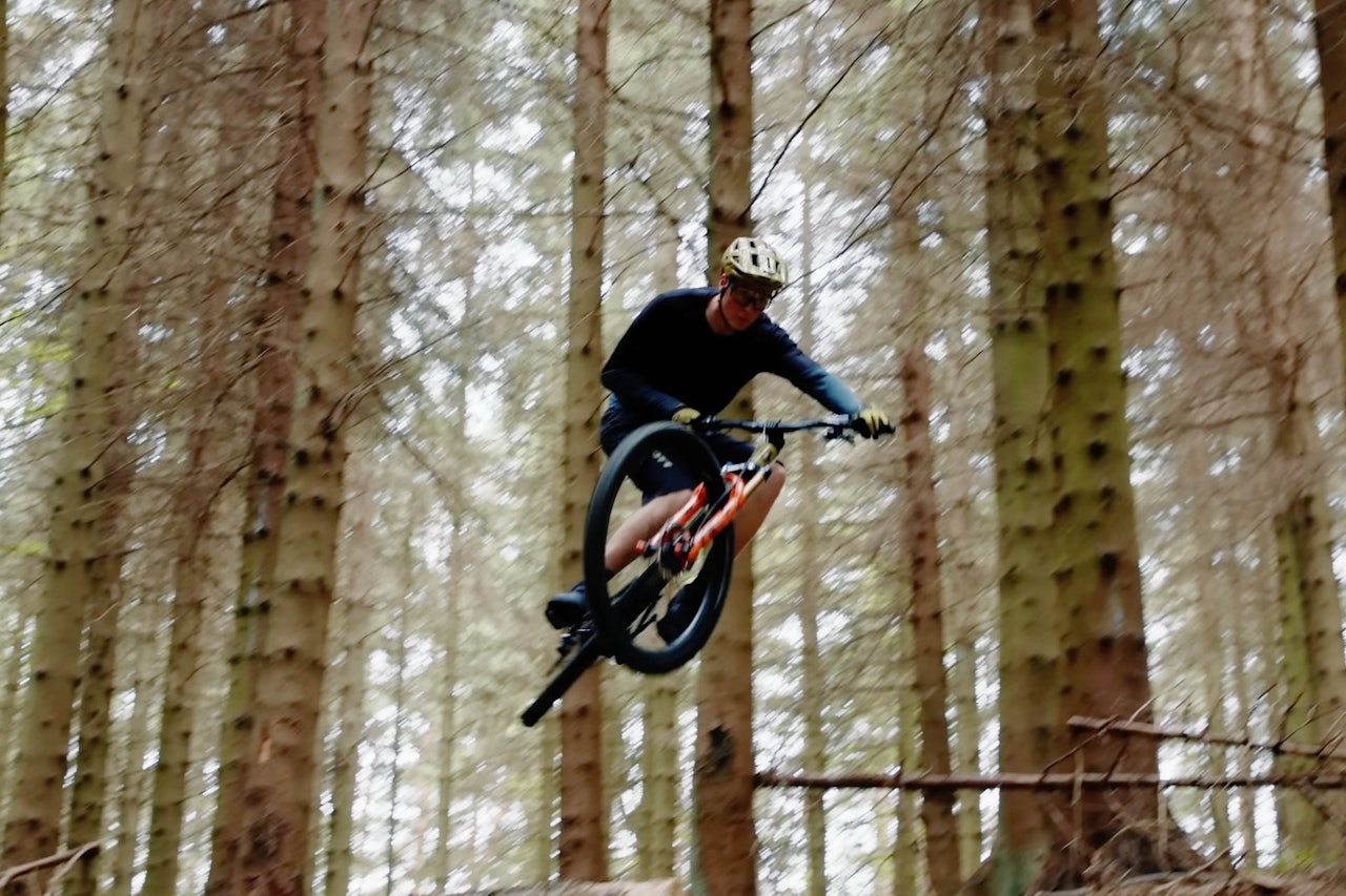 LUFTIG: Selv om rundbanerytterne ikke får helt de samme flyturene som utforsyklistene får, er det hopp å bryne seg på i XC-løypa. Foto: UCI. løype vm rundbane uci