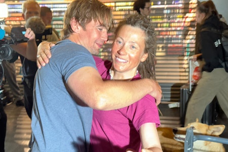 ETTERLENGTET KLEM: Kristin Harila ble tatt i mot av kjæresten Jens Kvernmo da hun landet på Gardermoen like før midnatt 31. juli. Foto: Mattis Sandblad, VG ETTERLENGTET KLEM: Kristin Harila ble tatt i mot av kjæresten Jens Kvernmo da hun landet på Gardermoen like før midnatt 31. juli. Foto: Mattis Sandblad, VG