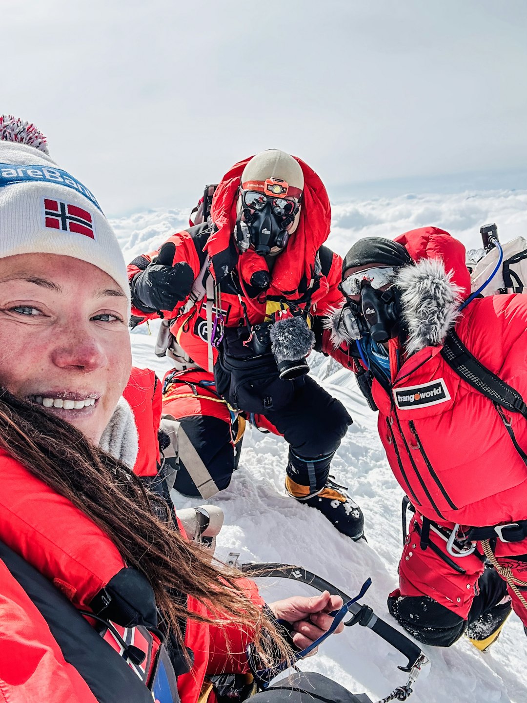 TEAM: Kristin Harila, Matias Myklebust og Tenjin Lama Sherpa på vei opp til toppen. Foto: Kristin Harila / Field Productions