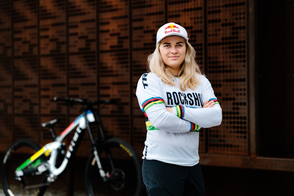 OVERRASKET SEG SELV: Valentina Höll får ett år til i regnbuestripene. FOTO: Red Bull Content Pool