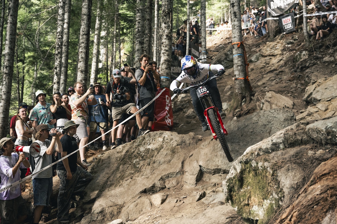 TAKLET FORHOLDENE BEST: Valentina Höll var best begge dager da jentene gjorde unna utforøvelsen ved ikoniske Fort William. Dermed forsvarte hun verdensmestertittelen fra i fjor. FOTO: Red Bull Content Pool TAKLET FORHOLDENE BEST: Valentina Höll var best begge dager da jentene gjorde unna utforøvelsen ved ikoniske Fort William. Dermed forsvarte hun verdensmestertittelen fra i fjor. FOTO: Red Bull Content Pool