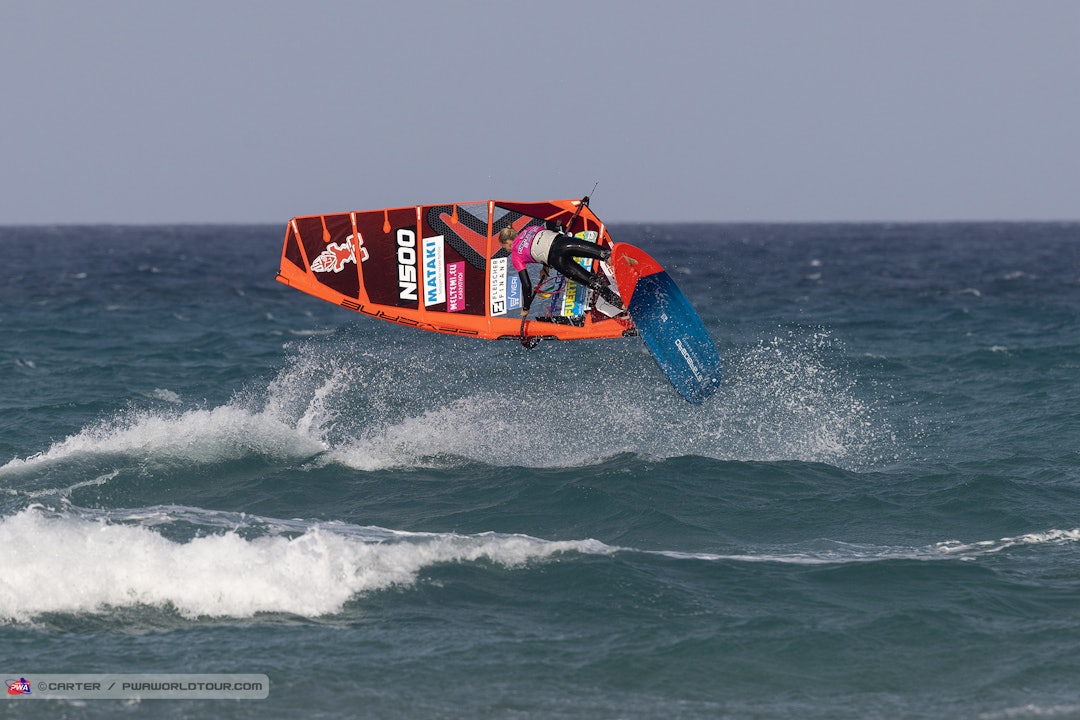 I AKSJON: Oda Johanne utfører et triks under verdenscupen i Fuerteventura. Foto: John Carter / PWA World Tour