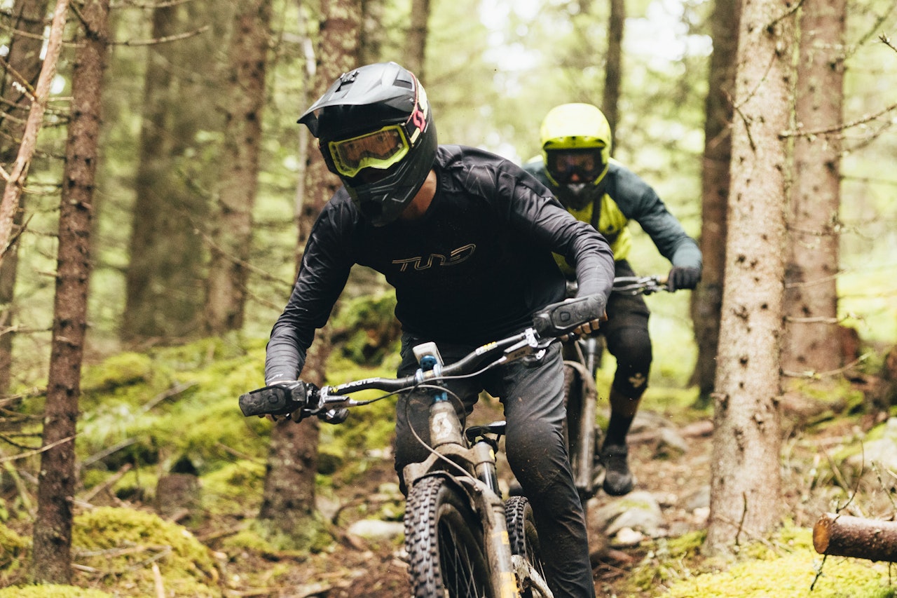 RASKE STIER: Albin Littorin-Sandbu og Emil Carlson på vei ned stier i Traktor Bike Park - her går NM om bare kort tid. Foto: Kristoffer H. Kippernes. nm enduro traktor bike park 2023