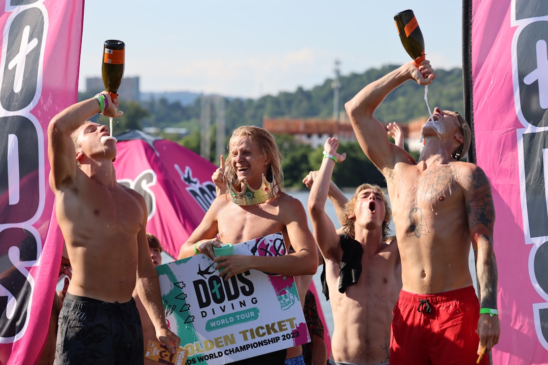 JUBEL: Full fest på pallen etter fullført konkurranse. Foto: Dylan Schwartz. JUBEL: Full fest på pallen etter fullført konkurranse. Foto: Dylan Schwartz.