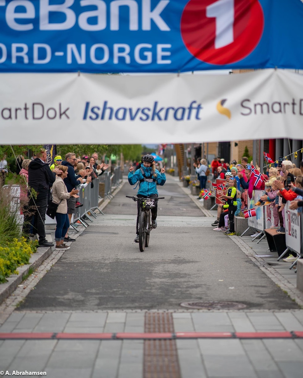 MÅLGANG: Det var full jubel for Alexandra Pedersen Skog da un krysset mållinja etter 700 kilometer på sykkelen. Foto: Anders Homlong Abrahamsen.