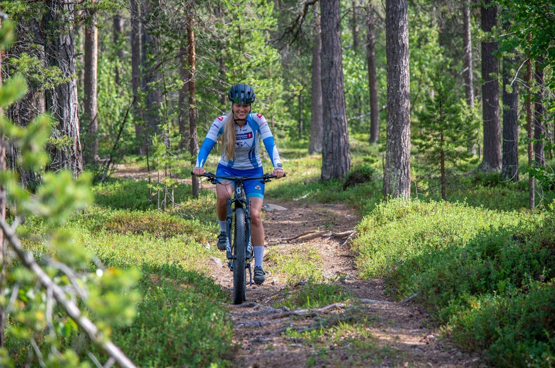 MENGDETRENING: Alexandra Pedersen Skog har hatt mange timer på sykkelsetet for å forberede seg best mulig til det tøffe rittet på Finnmarksvidda. Foto: Therese Munkvold.