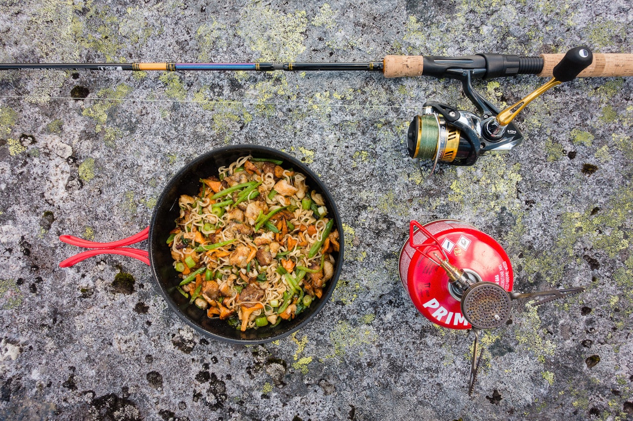 SELVGJORT ER VELGJORT: Gryte til fjells med nyplukka kantareller og fersk ørret. Foto Jon OIav Larsen middag på primus fisk