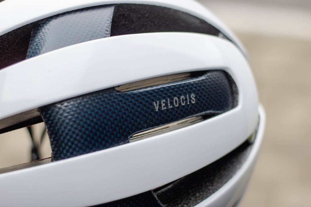 LEKKERT: Velocis inngravert i toppen av hjelmen, oppå en lekker karbonkonstruksjon.