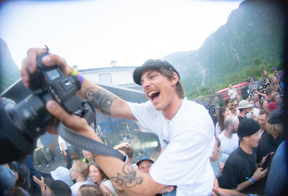 Simon på fotojobb under Strynefestivalen 2023. Foto: Magnus Hveding Simon på fotojobb under Strynefestivalen 2023. Foto: Magnus Hveding