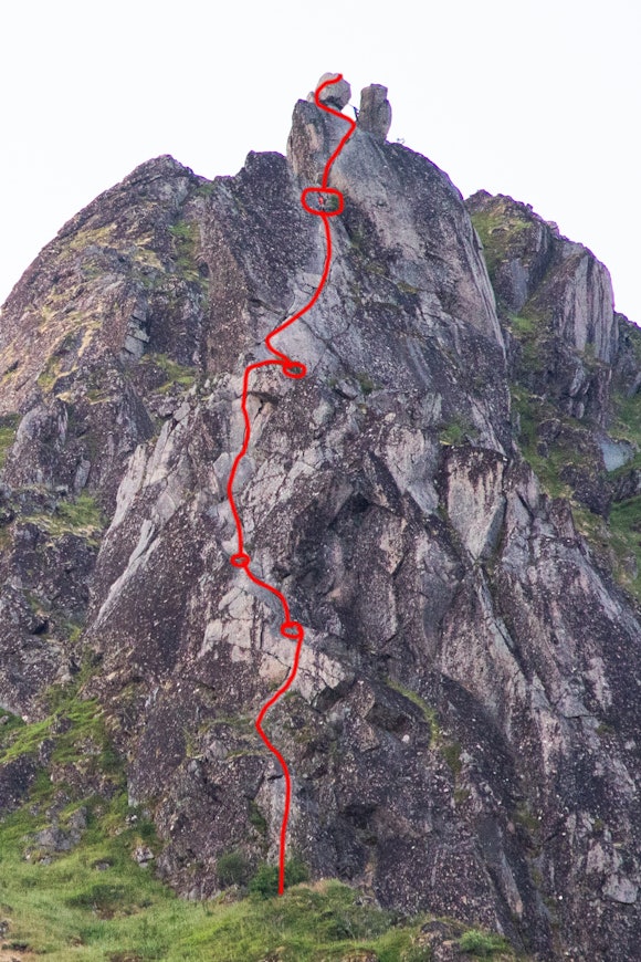 FORSIDA: Ruten er tegnet inn med rødt. Sirklene antyder standplass. Legg merke til klatrere på siste siste standplass før toppen (like under krukset) og mellom hornene.