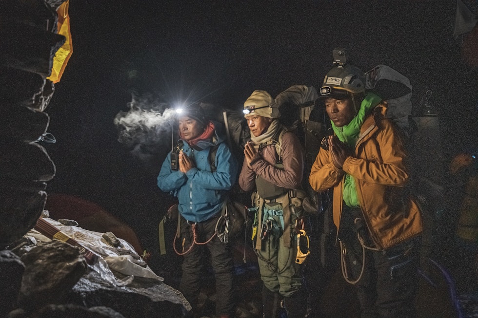 FØR TUREN: Kristin Harila, Tenjen Lama Sherpa og fotograf Gabriel Tarso gjorde det de kunne for å hjelpe den pakistanske bæreren som mistet livet på K2. Foto: Gabriel Tarso/ Field Productions