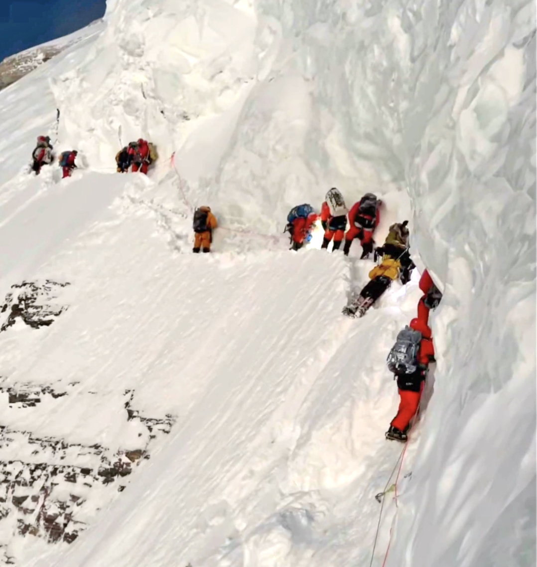 ULYKKEN: Her ligger forulykkede bæreren midt i ruta under den livsfarlige hengeskavlen på Flaskehalsen - krukset på K2. Foto: Lakpa Sherpa
