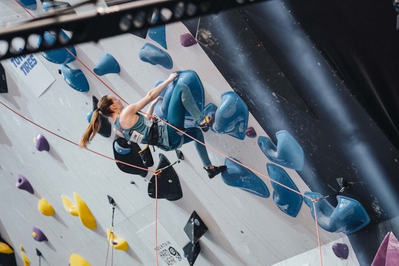 Dina Eivik på vei mot gull. Foto: Lena Drapella/IFSC Dina Eivik på vei mot gull. Foto: Lena Drapella/IFSC