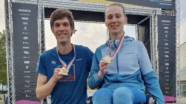 Isak Ripman og Dina Eivik med sine nyvinnende gullmedaljer fra VM. Foto: NKF Isak Ripman og Dina Eivik med sine nyvinnende gullmedaljer fra VM. Foto: NKF
