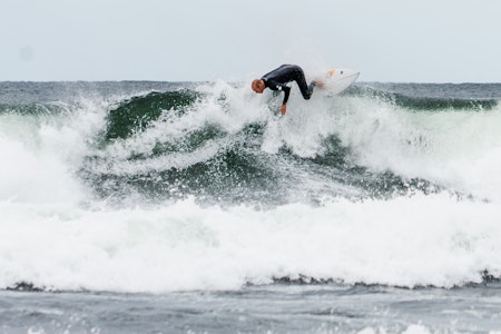 OPP I BØLGELEPPA: Wes Schaftenaar går til angrep på venstrebølgen på Saltstein. Foto: Christian Nerdrum OPP I BØLGELEPPA: Wes Schaftenaar går til angrep på venstrebølgen på Saltstein. Foto: Christian Nerdrum
