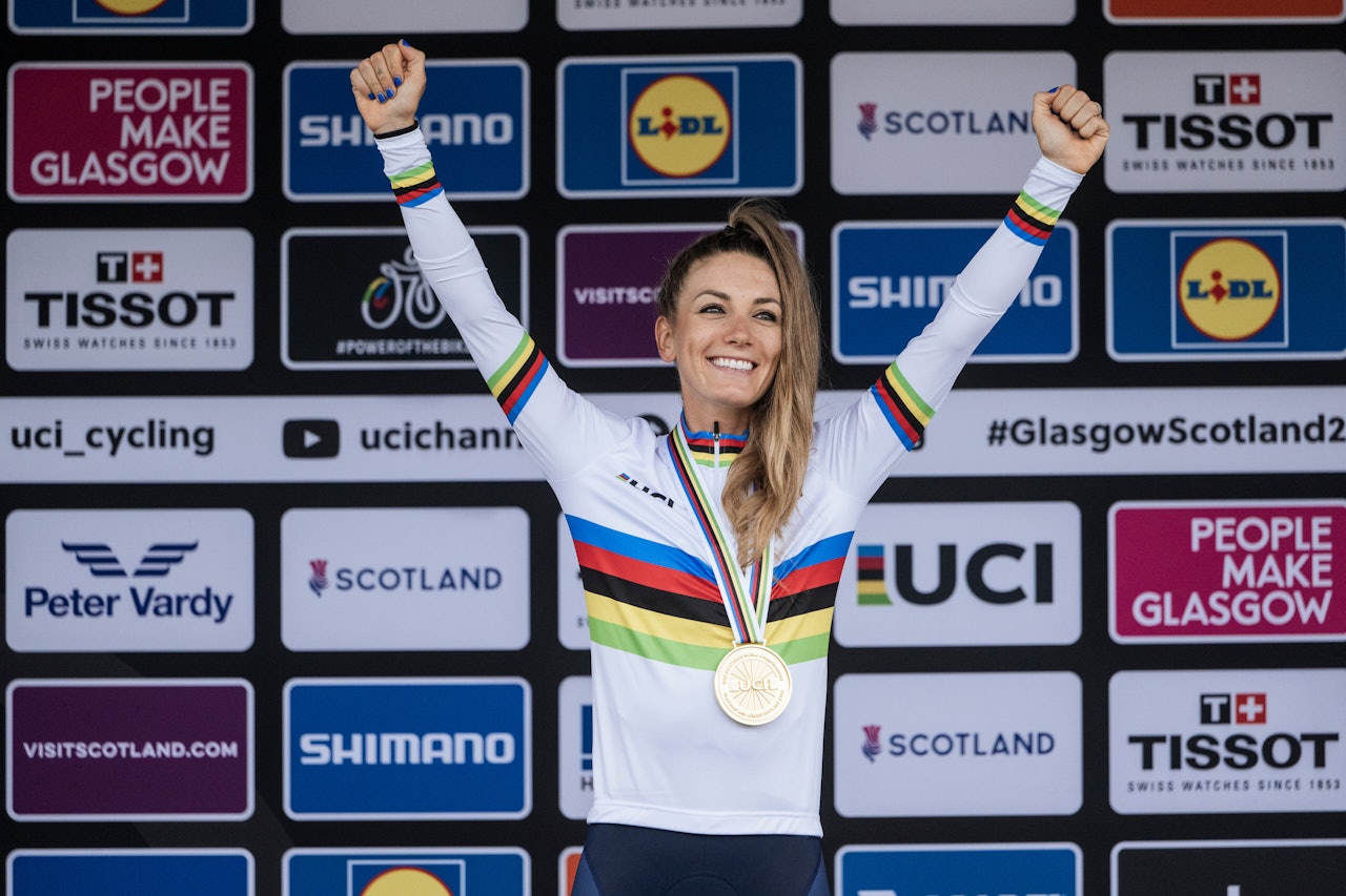 VERDENSMESTER IGJEN: Pauline Ferrand-Prévot sikret VM-dobbelen for andre år på rad. Foto: Bartek Wolinski / Red Bull Content Pool VERDENSMESTER IGJEN: Pauline Ferrand-Prévot sikret VM-dobbelen for andre år på rad. Foto: Bartek Wolinski / Red Bull Content Pool