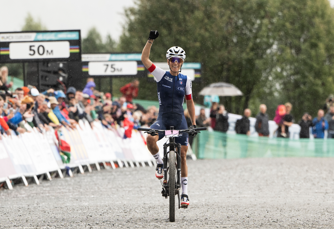 ENSOM MAJESTET: Pauline Ferrand-Prévot krysset målstreken med god margin til konkurrentene. Foto: Bartek Wolinski / Red Bull Content Pool ENSOM MAJESTET: Pauline Ferrand-Prévot krysset målstreken med god margin til konkurrentene. Foto: Bartek Wolinski / Red Bull Content Pool