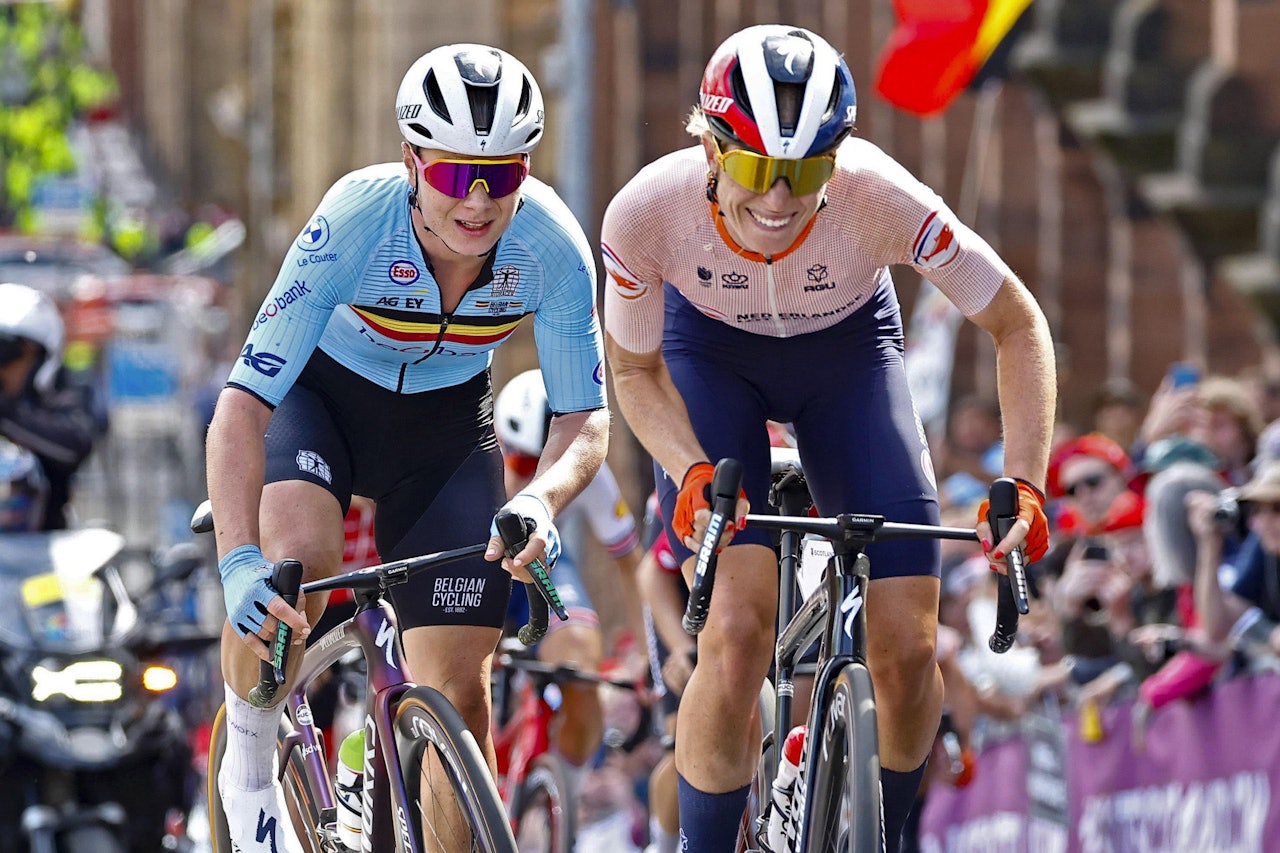 GULL-DUELLEN: Lotte Kopecky og Demi Vollering kjempet en voldsom kamp om VM-gullet i Glasgow. Foto: Cor Vos GULL-DUELLEN: Lotte Kopecky og Demi Vollering kjempet en voldsom kamp om VM-gullet i Glasgow. Foto: Cor Vos