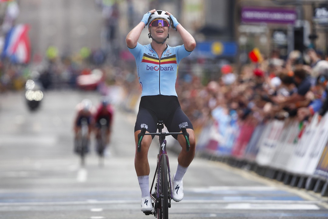 VERDENSMESTER: Lotte Kopecky tar seg til hodet når hun krysser målstreken i Glasgow. Foto: Cor vos VERDENSMESTER: Lotte Kopecky tar seg til hodet når hun krysser målstreken i Glasgow. Foto: Cor vos