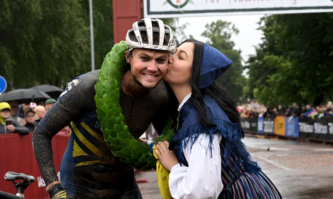 VARM VELKOMST: Kristian Klevgård får krans og et kyss på kinnet etter ankomst mål. Foto: Nisse Schmidt/Cykelvasan