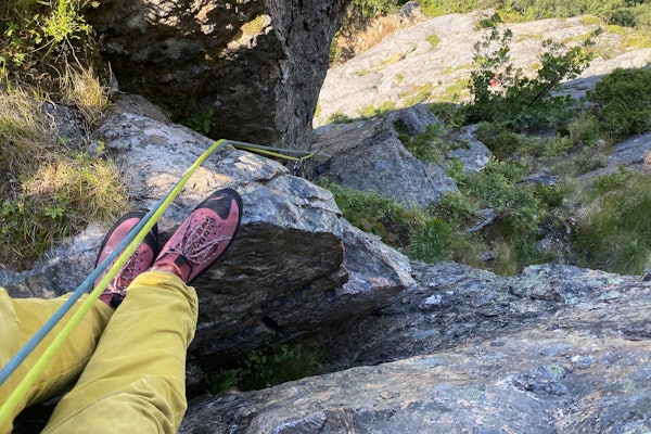 FOR TRAD- OG FJELLKLATRING: Vi har testet drøssevis av klatresko for alle typer klatring. Her fra test av fjellklatreskoen 5.10 Niad Lace på Julsundet ved Molde. Foto: Tore Meiri FOR TRAD- OG FJELLKLATRING: Vi har testet drøssevis av klatresko for alle typer klatring. Her fra test av fjellklatreskoen 5.10 Niad Lace på Julsundet ved Molde. Foto: Tore Meiri