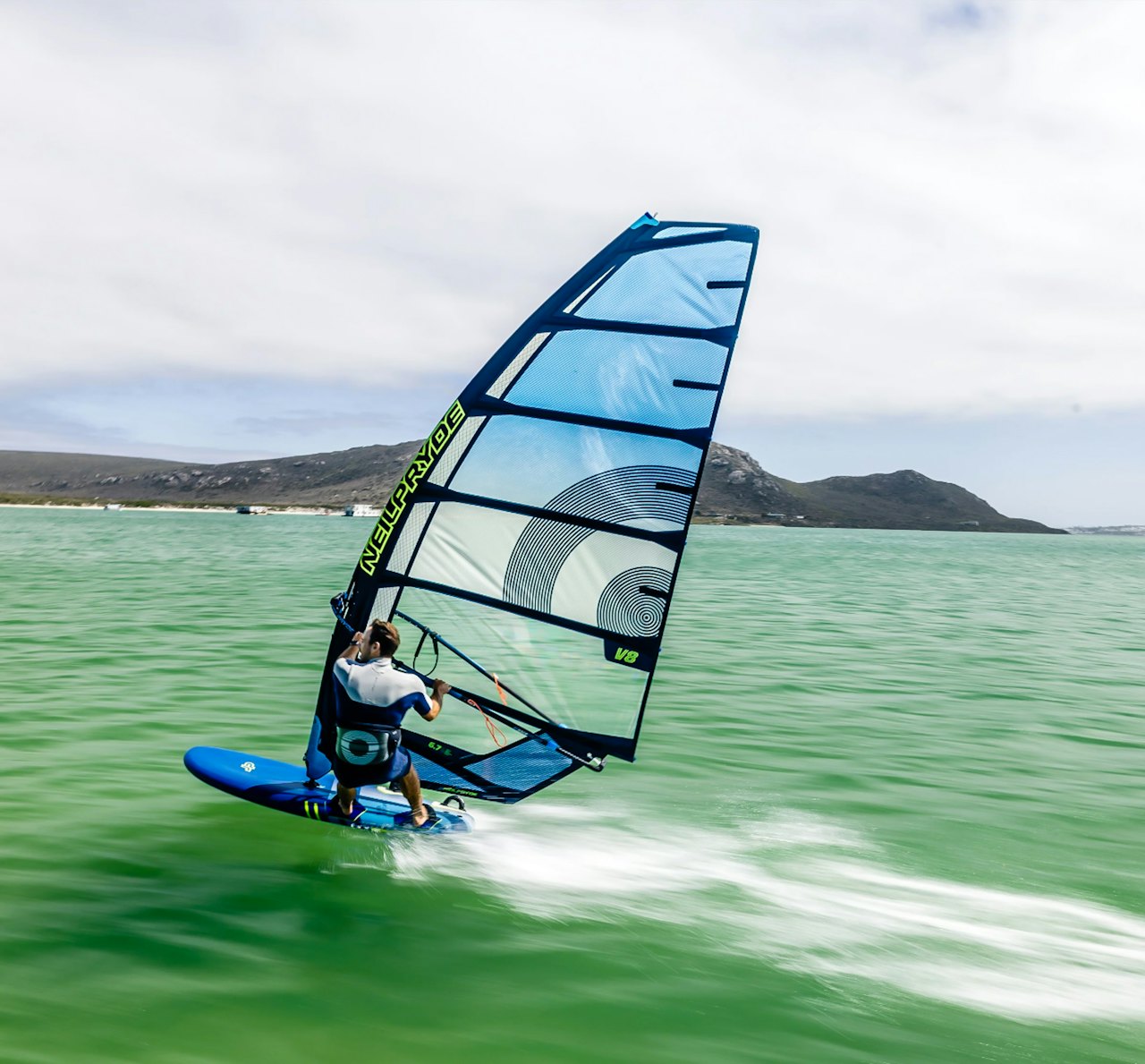 BRETTSEILING: Tips til hvordan du kommer i gang med windsurfing. Foto: Neil Pryde