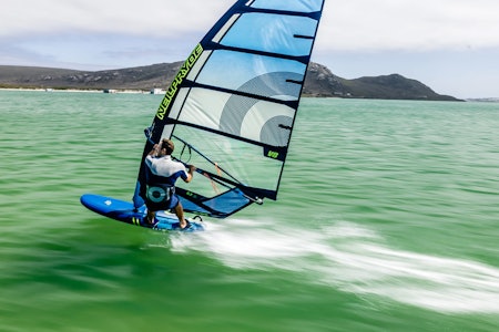 BRETTSEILING: Tips til hvordan du kommer i gang med windsurfing. Foto: Neil Pryde BRETTSEILING: Tips til hvordan du kommer i gang med windsurfing. Foto: Neil Pryde