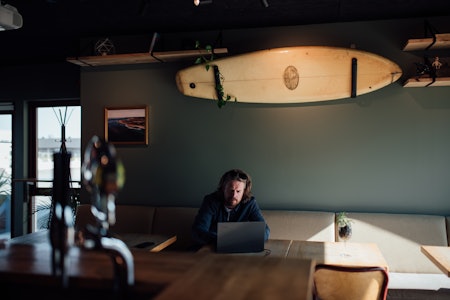 ET MØTE MED SURFKULTUREN: – Boretunet blir for mange et inntrykk av hva surfekultur er for våre besøkende. De er nysgjerrige på surfing og ønsker å gjøre det som en aktivitet med familien, barn, kollegaer og venner, sier grunder av Boretunet André Gilje. Foto: Runa Andresen ET MØTE MED SURFKULTUREN: – Boretunet blir for mange et inntrykk av hva surfekultur er for våre besøkende. De er nysgjerrige på surfing og ønsker å gjøre det som en aktivitet med familien, barn, kollegaer og venner, sier grunder av Boretunet André Gilje. Foto: Runa Andresen