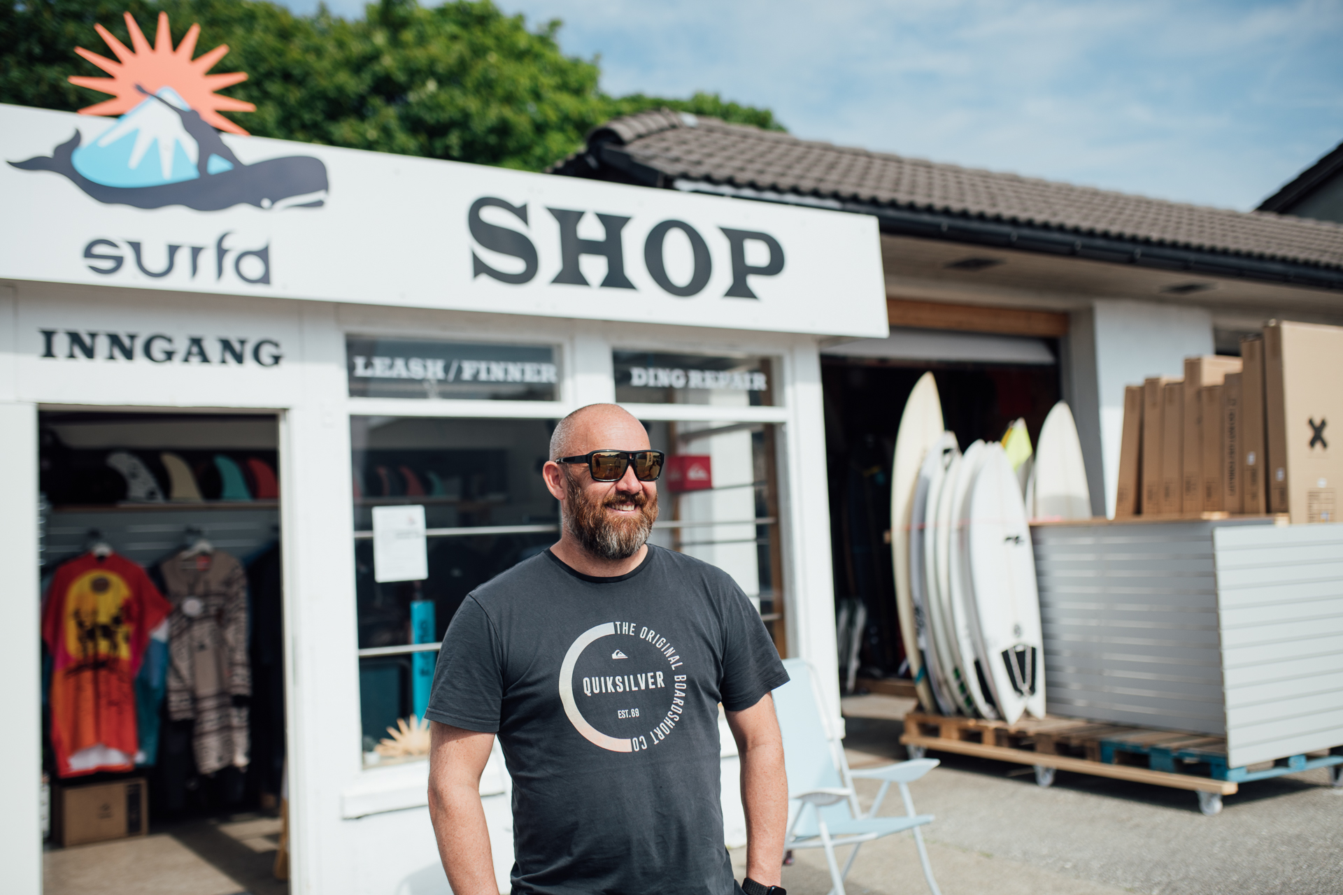 MANGE JERN I ILDEN: Helikopterpilot, familiemann og surfer Thomas G. Olsen fant tid til å åpne surfbutikk da barna ble større. Foto: Runa Andersen
