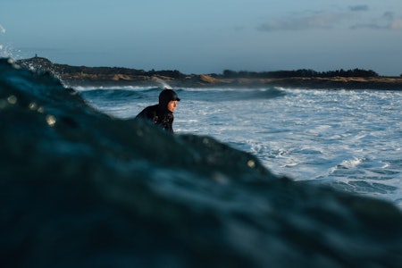 JÆRBU: Kristine Tofte er blant de mest dedikerte surferne på Jæren og holder på hele året. Foto: Runa Andersen JÆRBU: Kristine Tofte er blant de mest dedikerte surferne på Jæren og holder på hele året. Foto: Runa Andersen