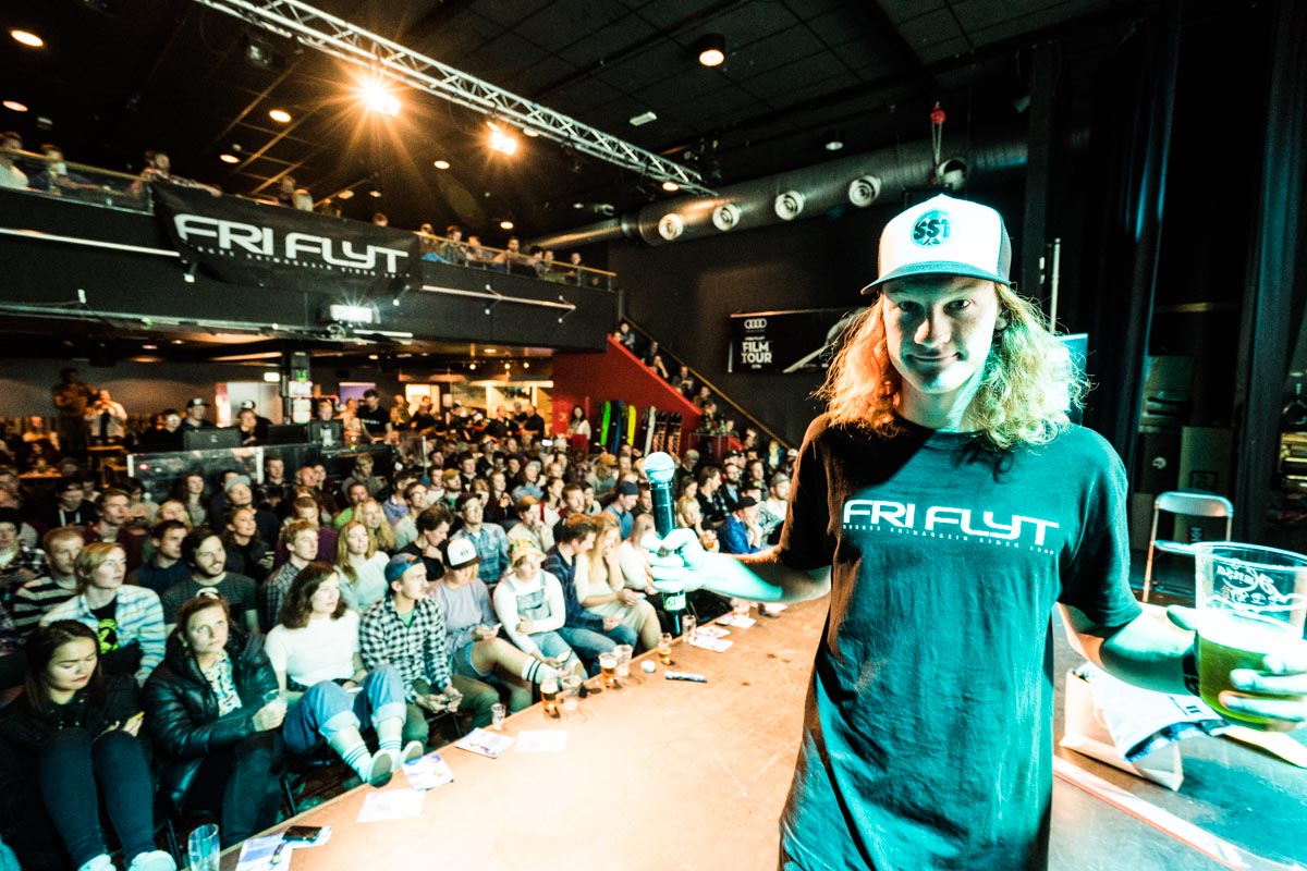Nikolai Nygaard spiller tunes i Bergen etter Film Tour. Bildet er fra Film Tour Volda i 2016 da han var speaker. Foto: Bård Basberg