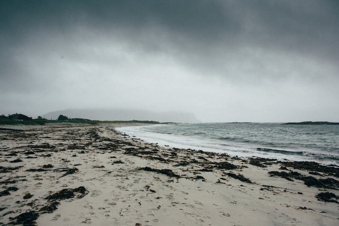GROTLE: En storm er i vente på Grotlesanden. En eim av sjø, sand og tang slår imot oss.