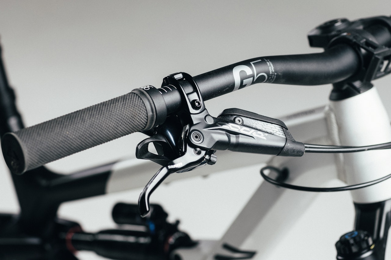 FULL STOPP: Skivebremser er i all hovedsak standarden på moderne terrengsykler, men her tar vi deg gjennom de forskjellige bremsetypene som finnes, og som har eksistert tidligere. Foto: Kristoffer H. Kippernes. skivebremser felgbremser sykkel guide tips