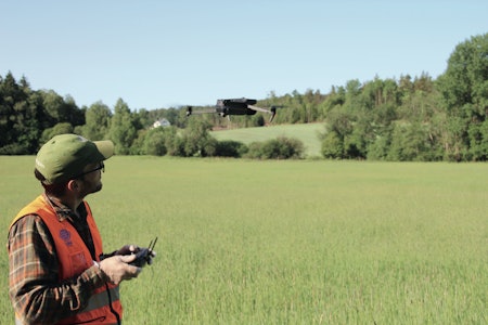 UT PÅ OPPDRAG: Pål Sindre Svae sender ut drone med varmesøkende kamera på leting etter rådyrkje i gresset.