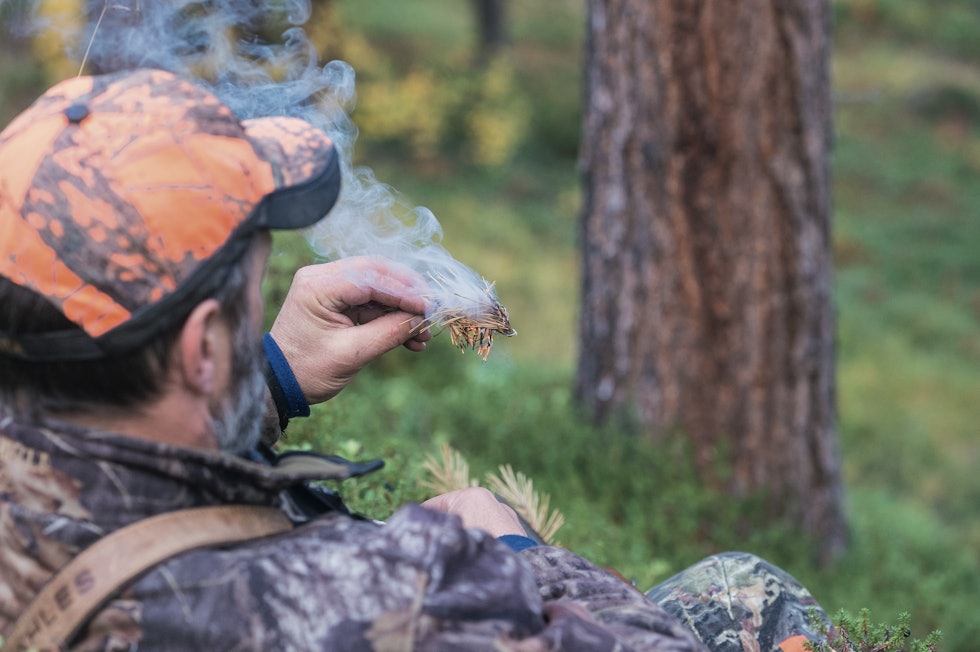 Er det én faktor som er viktigere enn alt annet når du jakter på hjortevilt, så er det å ha kontroll på vinden. Får dyret lukten av deg, vil det ofte forsvinne. I mange tilfeller i det stille uten at du har merket det.