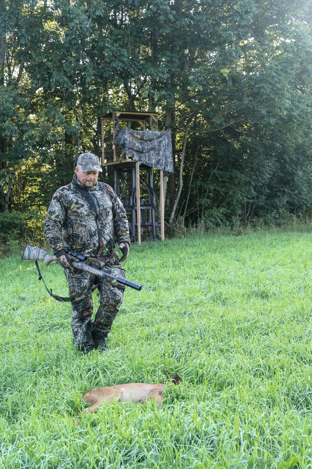 Et kamuflert skytetårn med sikker bakgrunn er et godt grunnlag for Dag når han lokker til seg en brunstig rådyrbukk. I tillegg blir også kulefang enklere da man ofte skyter på skrå nedover.