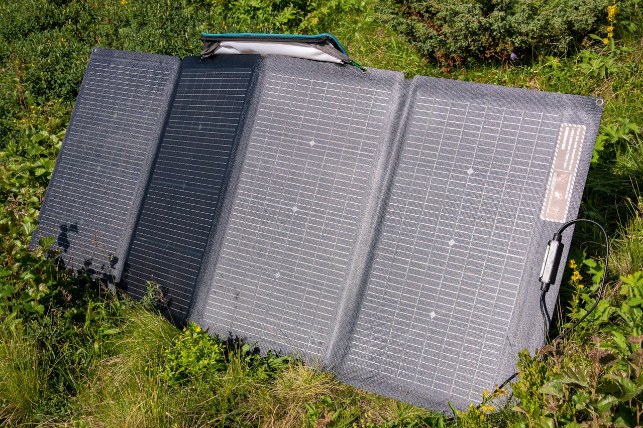 STERK, MEN STOR: EcoFlow 220W solcellepanel har smarte detaljer, som at bæreveska fungerer som stativ. Jeg kunne ønska meg smalere panel, som var enkelt å feste på ryggsekken eller i kanoen/ pulken. EcoFlow 220W solcellepanel test jakt